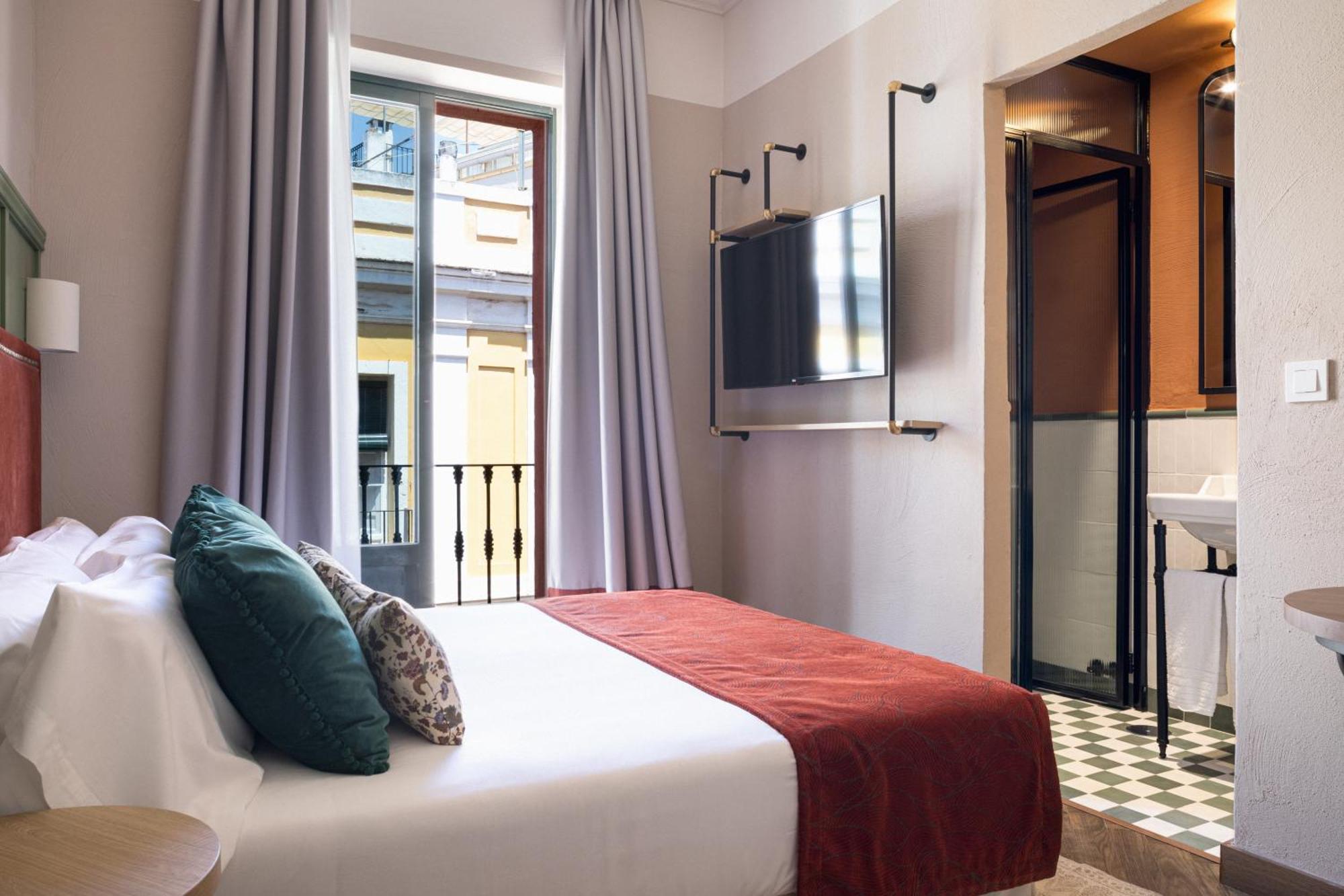Hotel The Honest & 4*