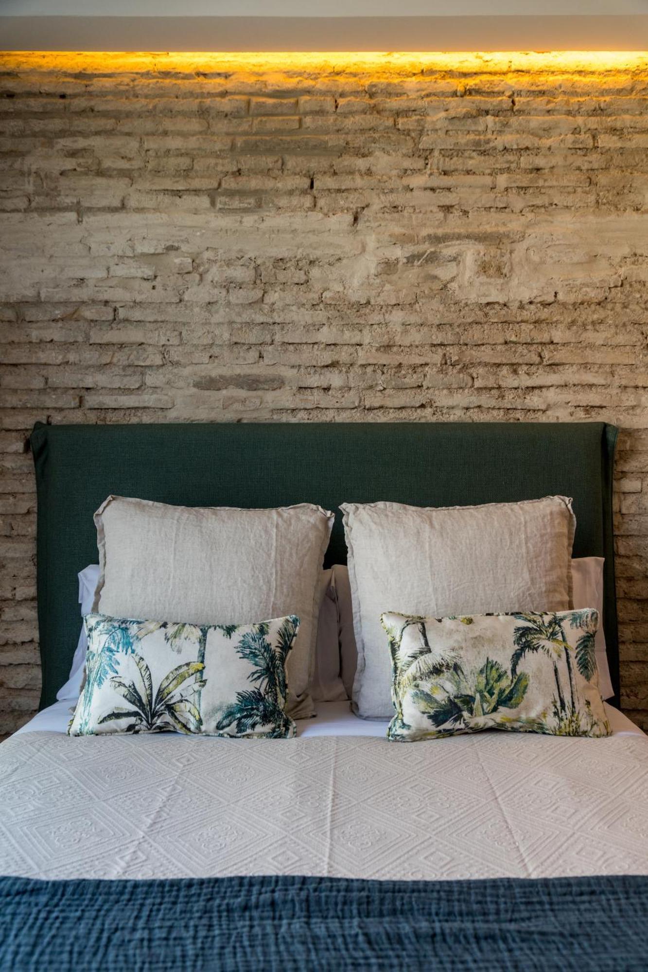 Hotel The Honest & 4*
